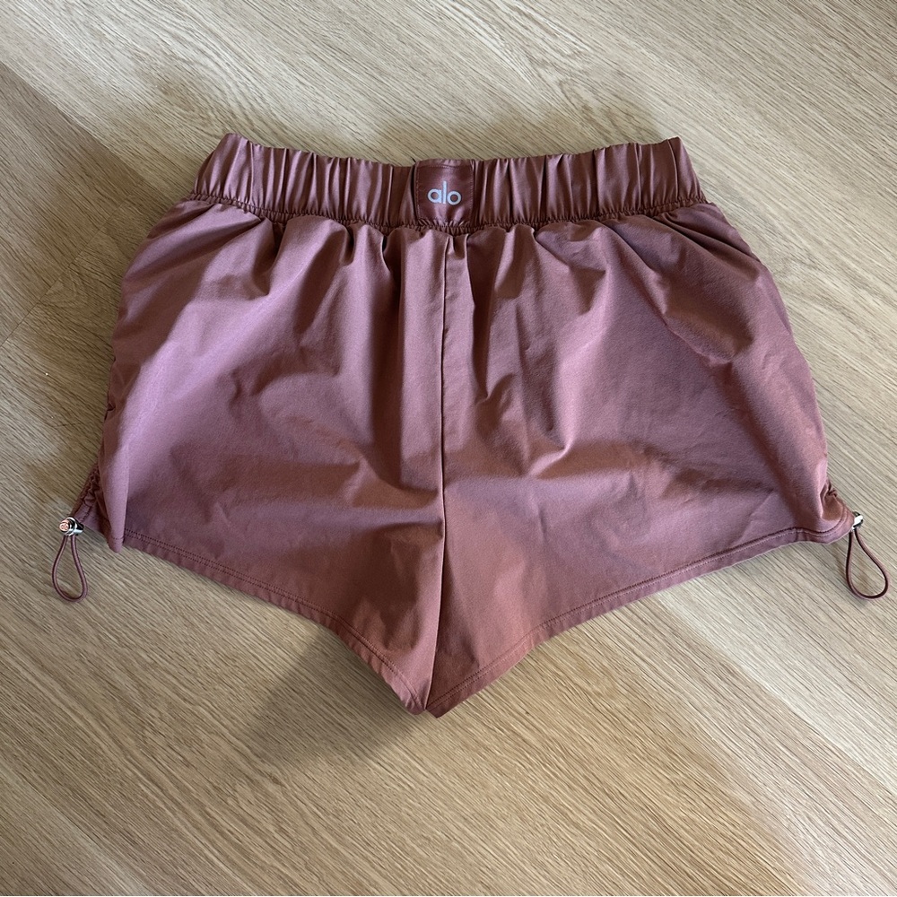 ALO Yoga Women's Cinch it Up Shorts in Chestnut